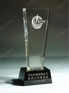 optical crystal award with black glass base